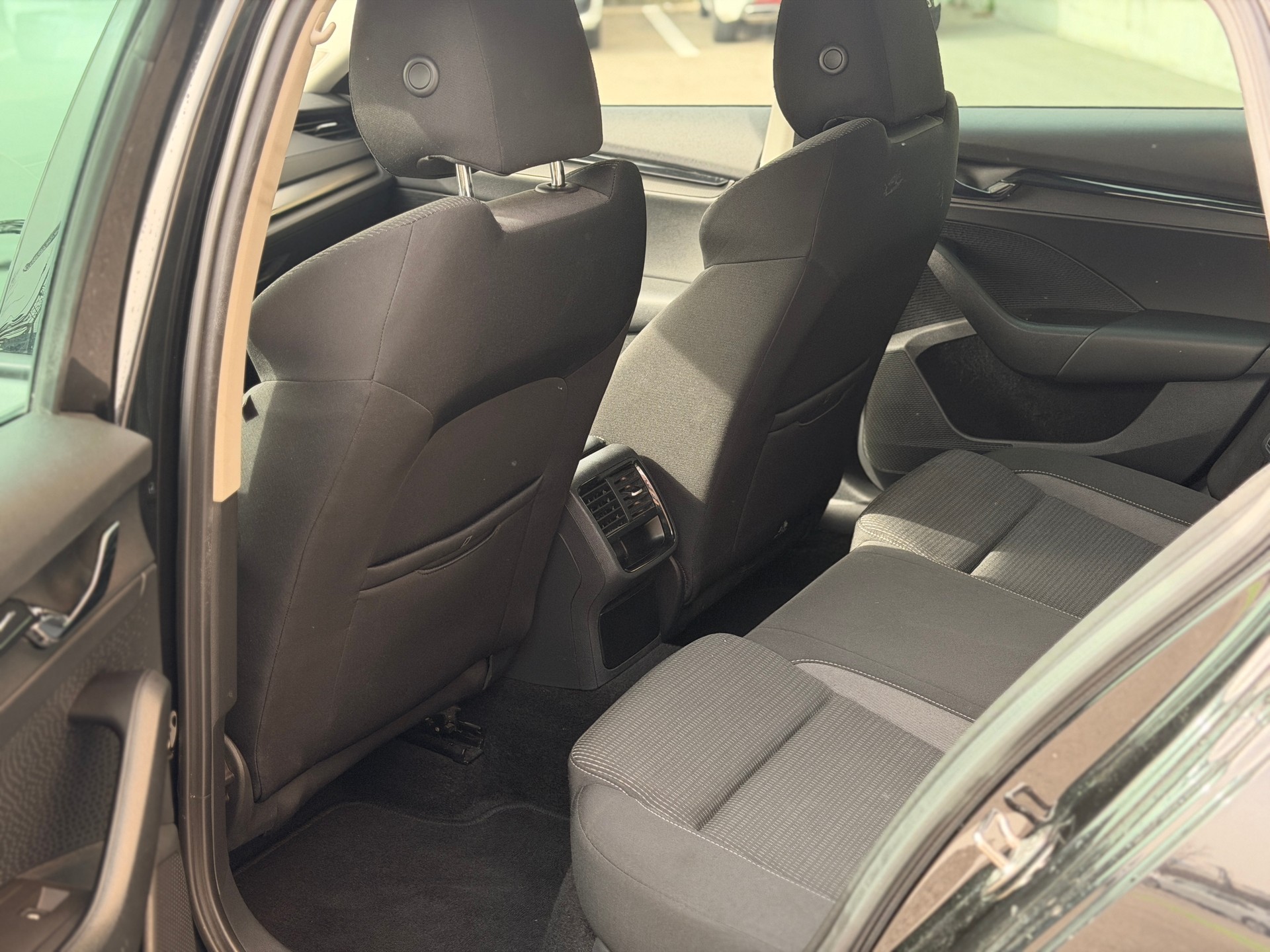 SKODA Octavia Combi 2.0 TDI DSG Ambition-image-19