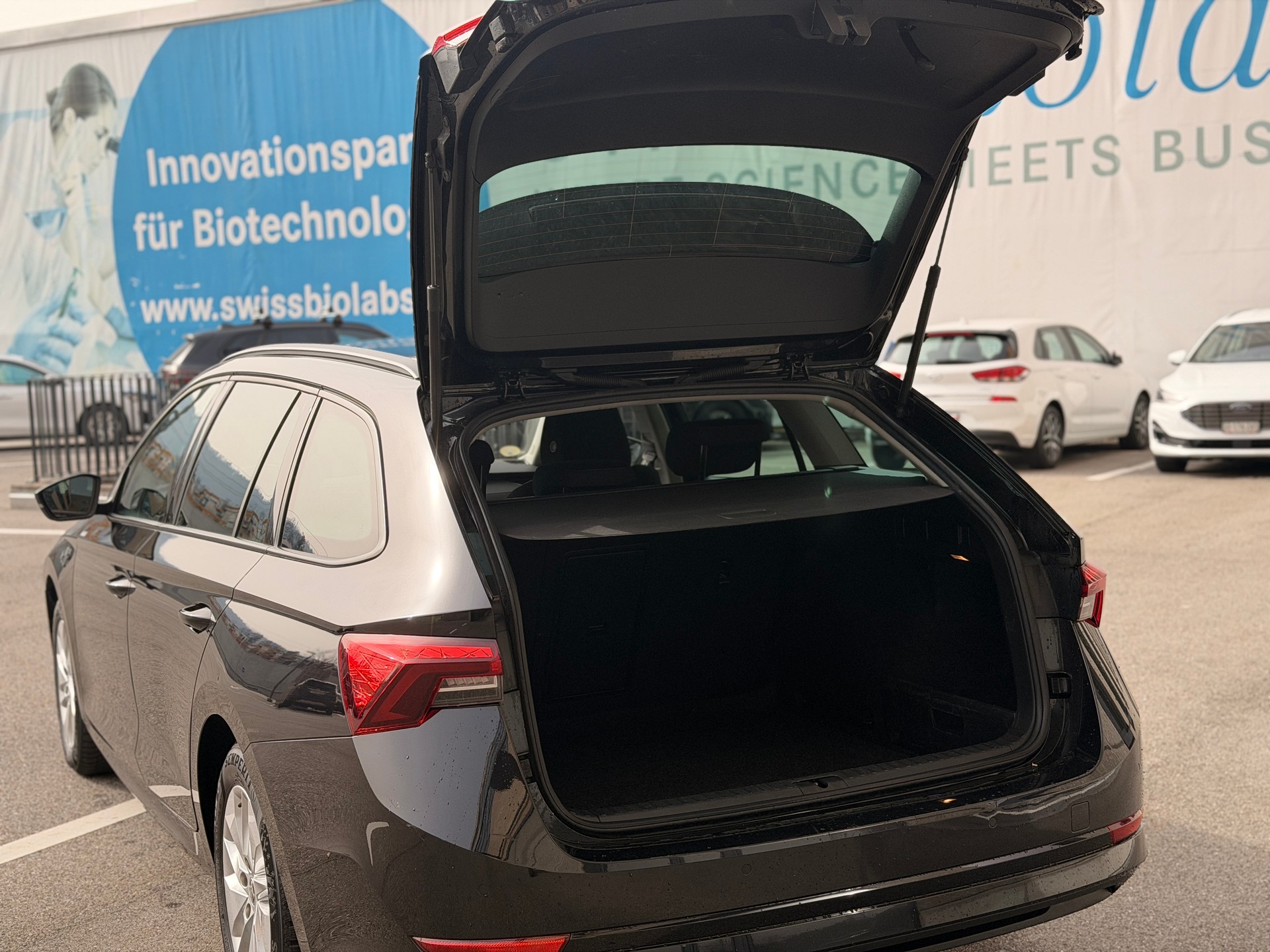 SKODA Octavia Combi 2.0 TDI DSG Ambition-image-22