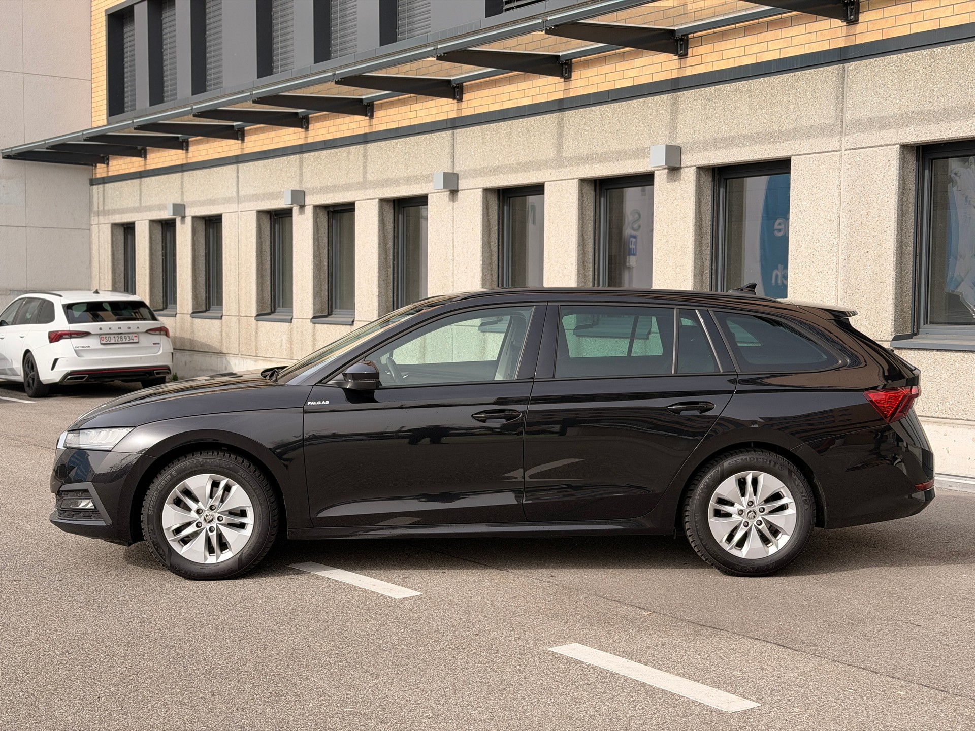 SKODA Octavia Combi 2.0 TDI DSG Ambition-image-1