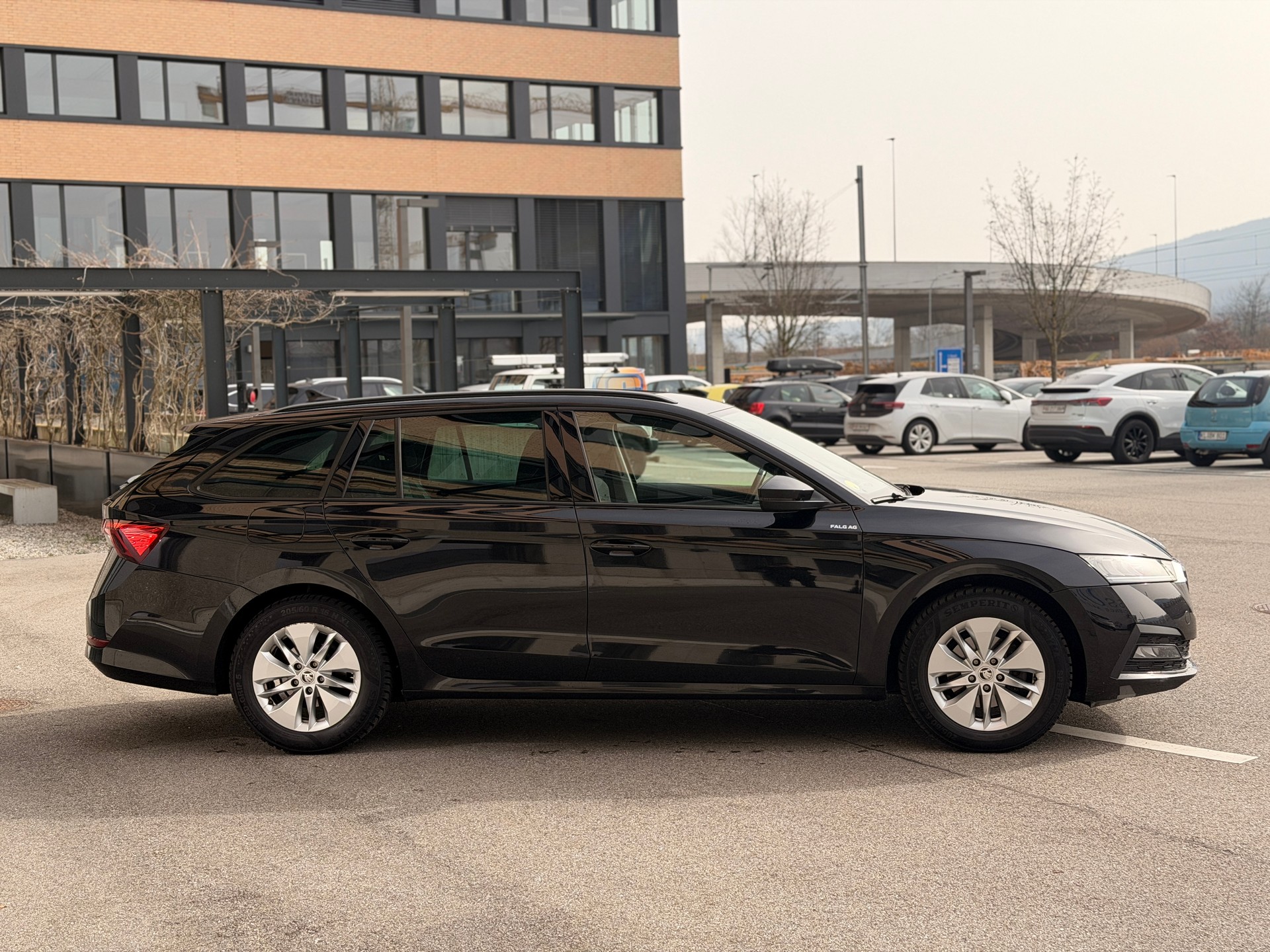 SKODA Octavia Combi 2.0 TDI DSG Ambition-image-2