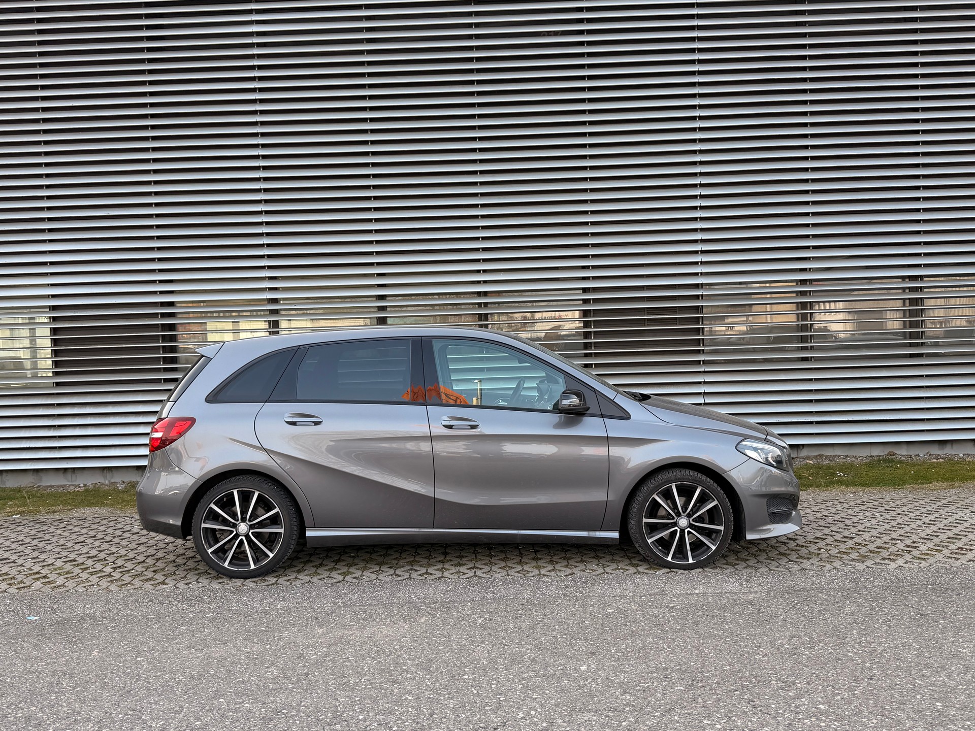 MERCEDES-BENZ B 200 CDI AMG Line 4Matic 7G-DCT-image-5