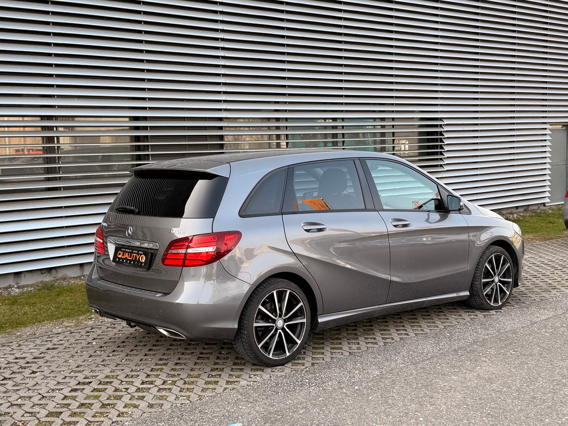 MERCEDES-BENZ B 200 CDI AMG Line 4Matic 7G-DCT-image-4