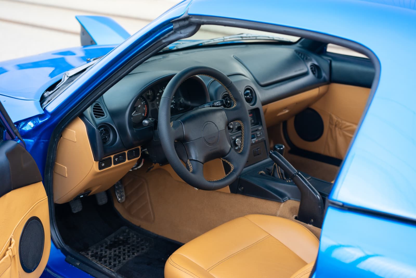 MAZDA MX-5 1.6i-16-image-8