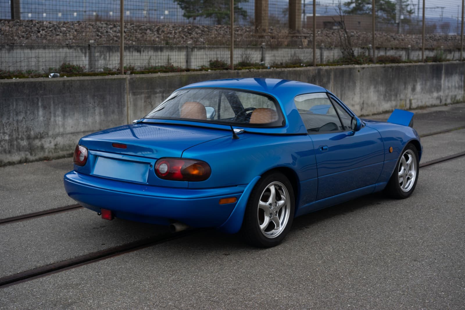 MAZDA MX-5 1.6i-16-image-2