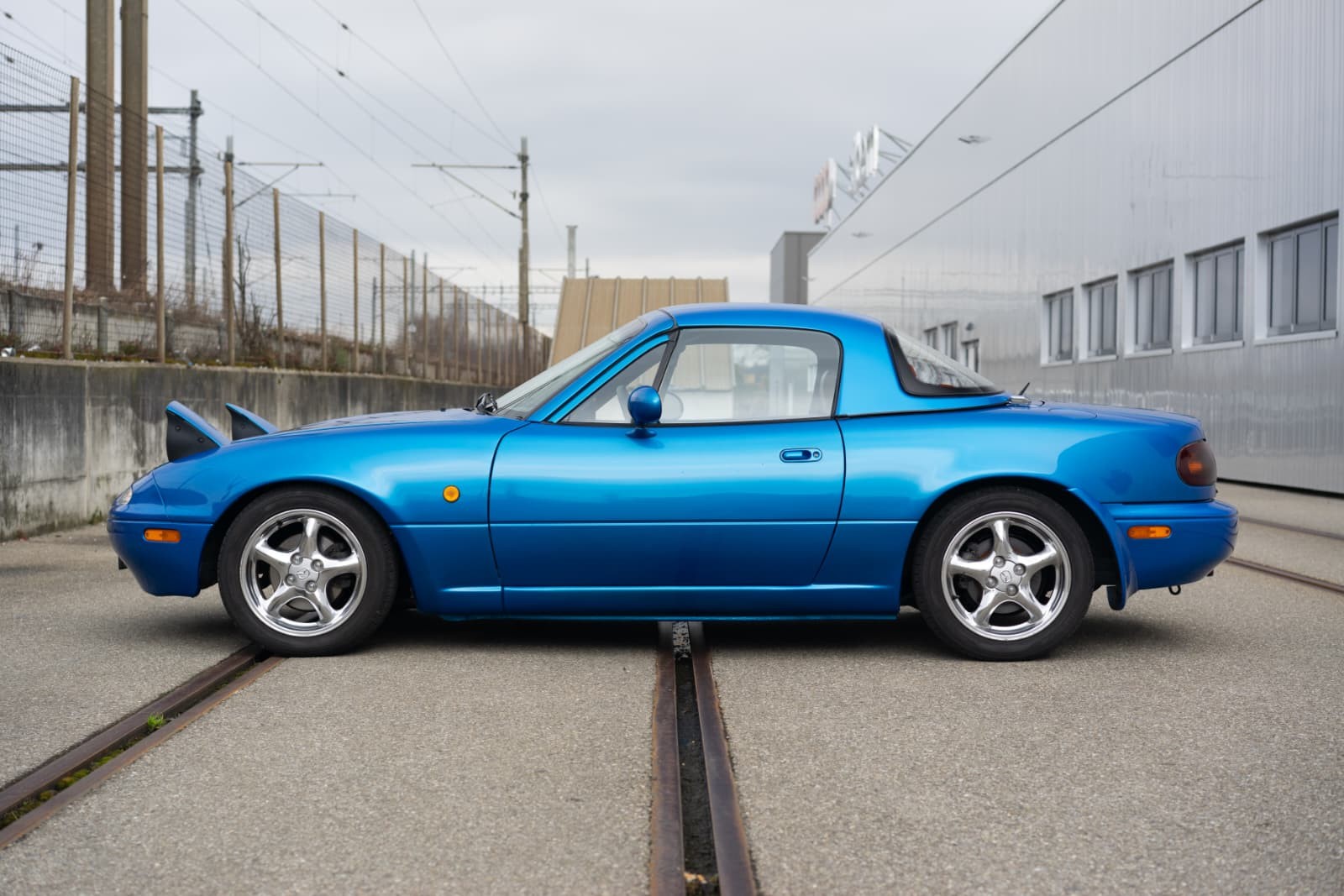 MAZDA MX-5 1.6i-16-image-4