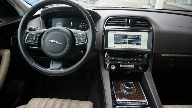 JAGUAR F-Pace 3.0 TD Prest. AWD-image-11