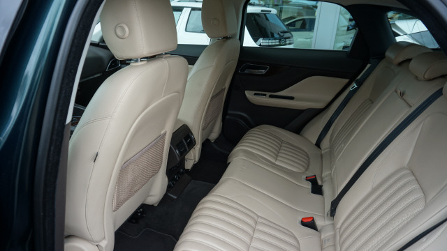 JAGUAR F-Pace 3.0 TD Prest. AWD-image-9