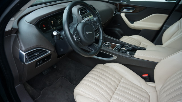 JAGUAR F-Pace 3.0 TD Prest. AWD-image-10
