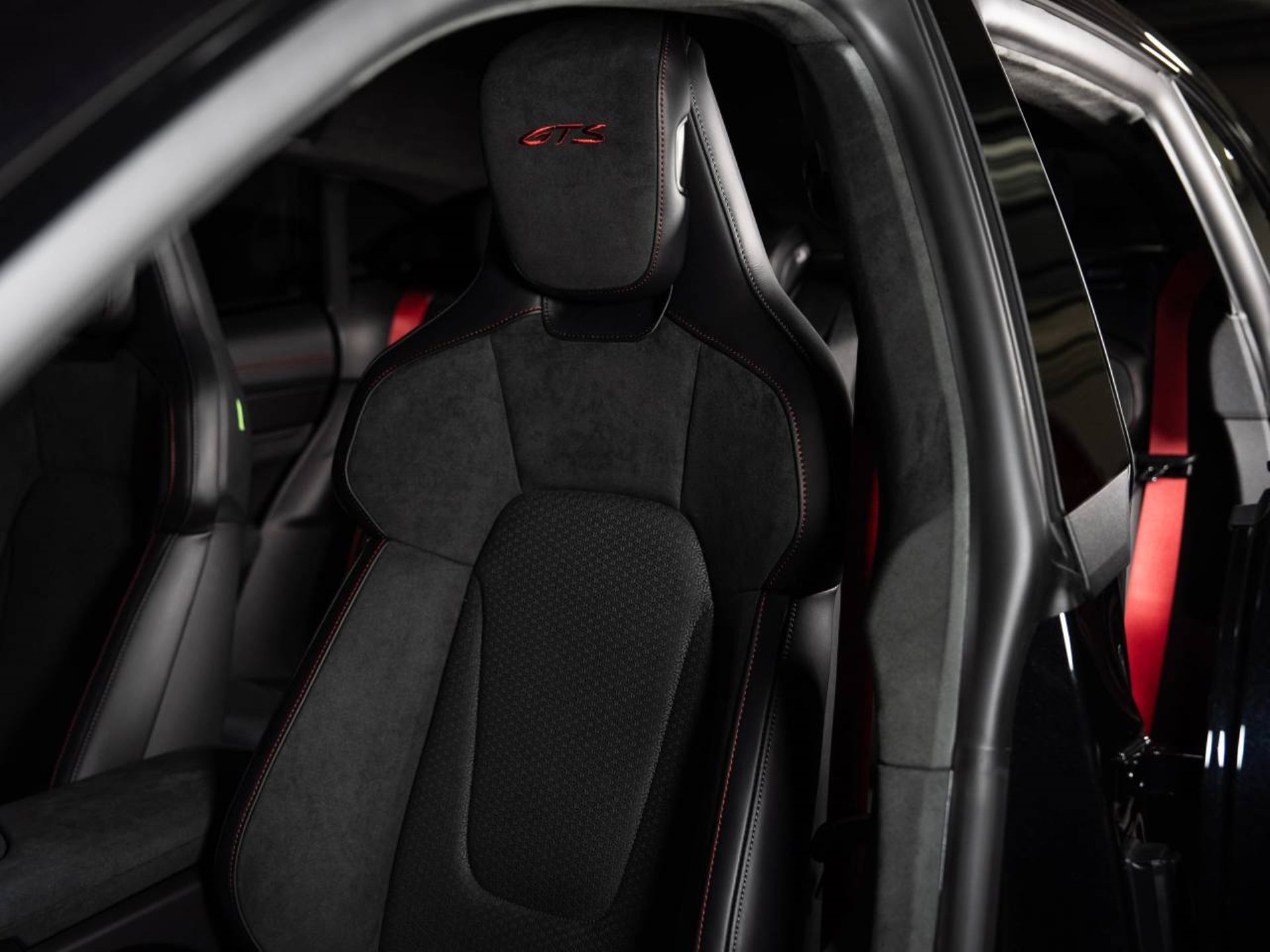 PORSCHE Taycan GTS Sport Turismo-image-13