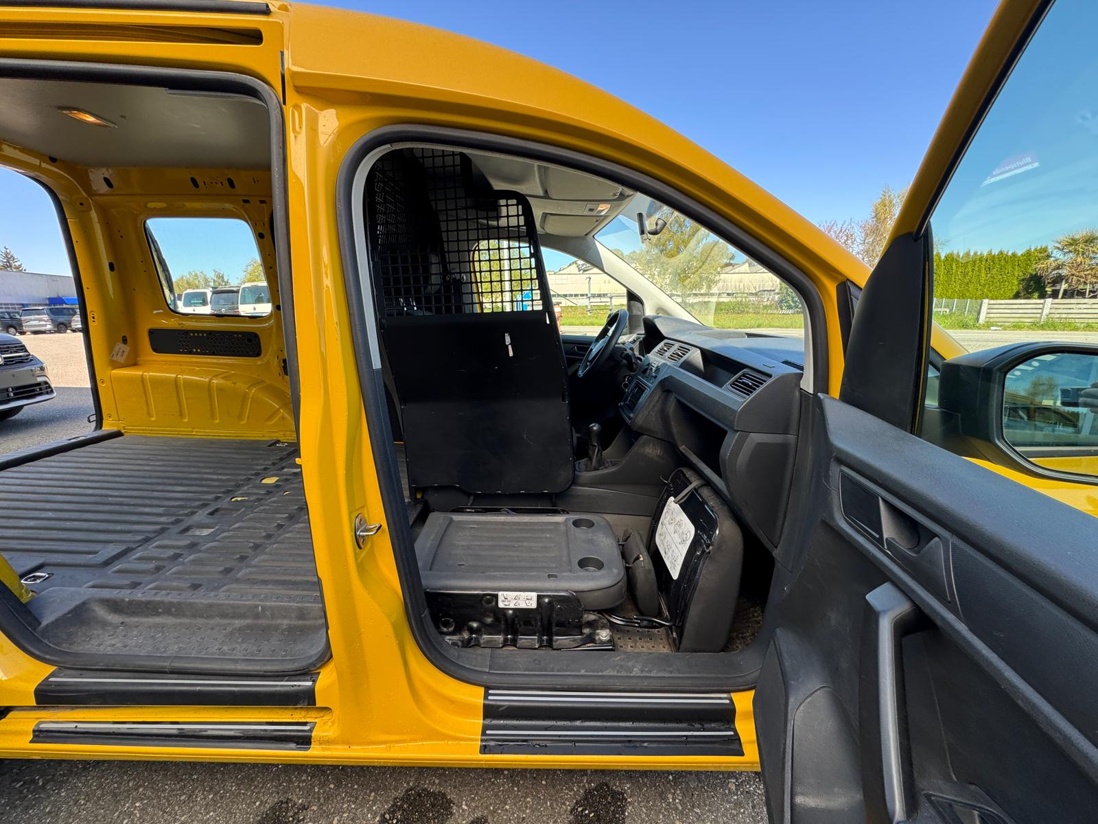 VW Caddy 1.0 TSI BlueMotion Technology-image-4