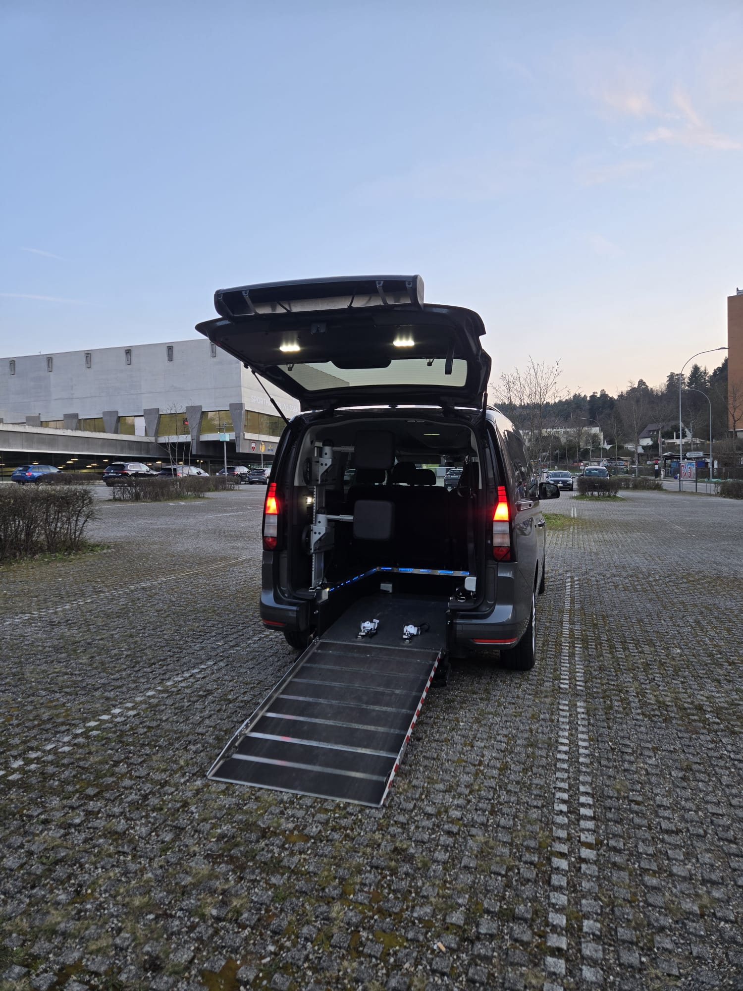 VW CADDY-image-1
