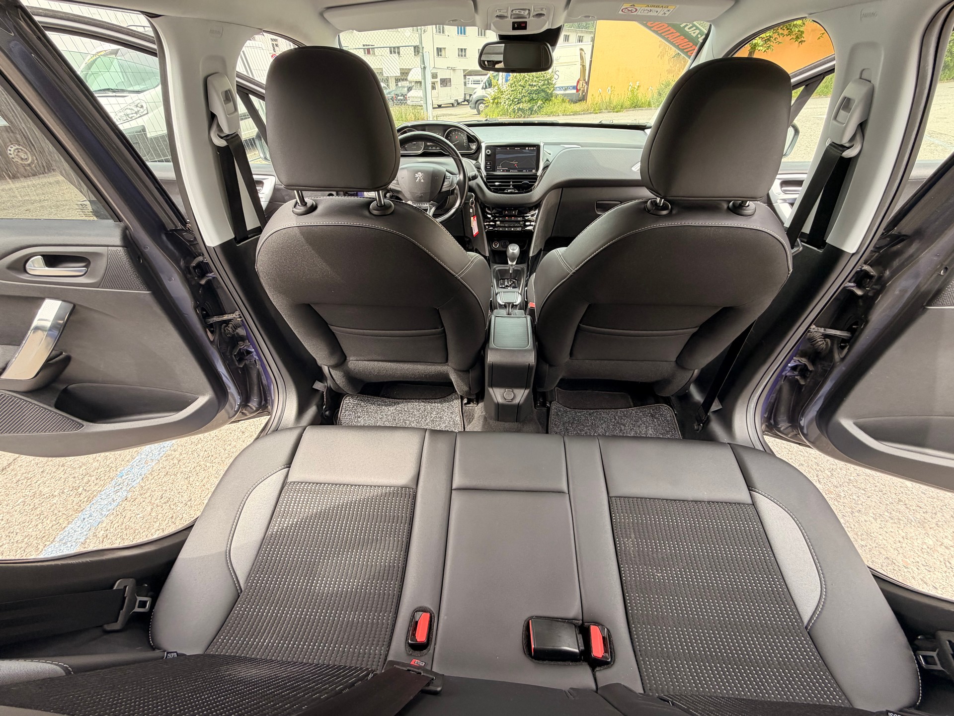 PEUGEOT 2008 1.2 PureTech Allure EAT6-image-21