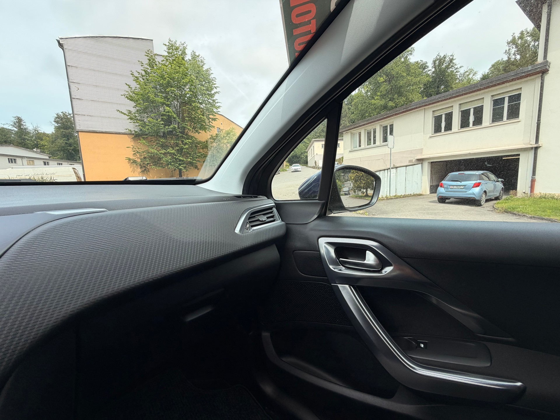 PEUGEOT 2008 1.2 PureTech Allure EAT6-image-23