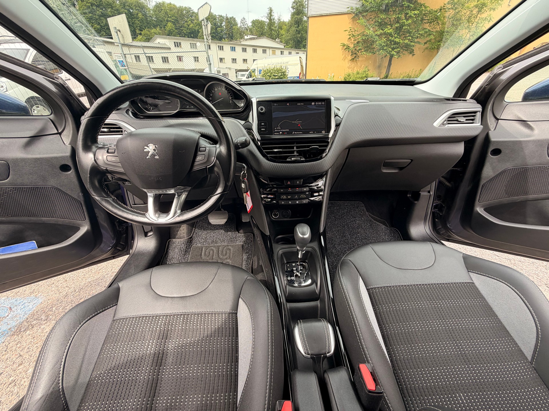 PEUGEOT 2008 1.2 PureTech Allure EAT6-image-22