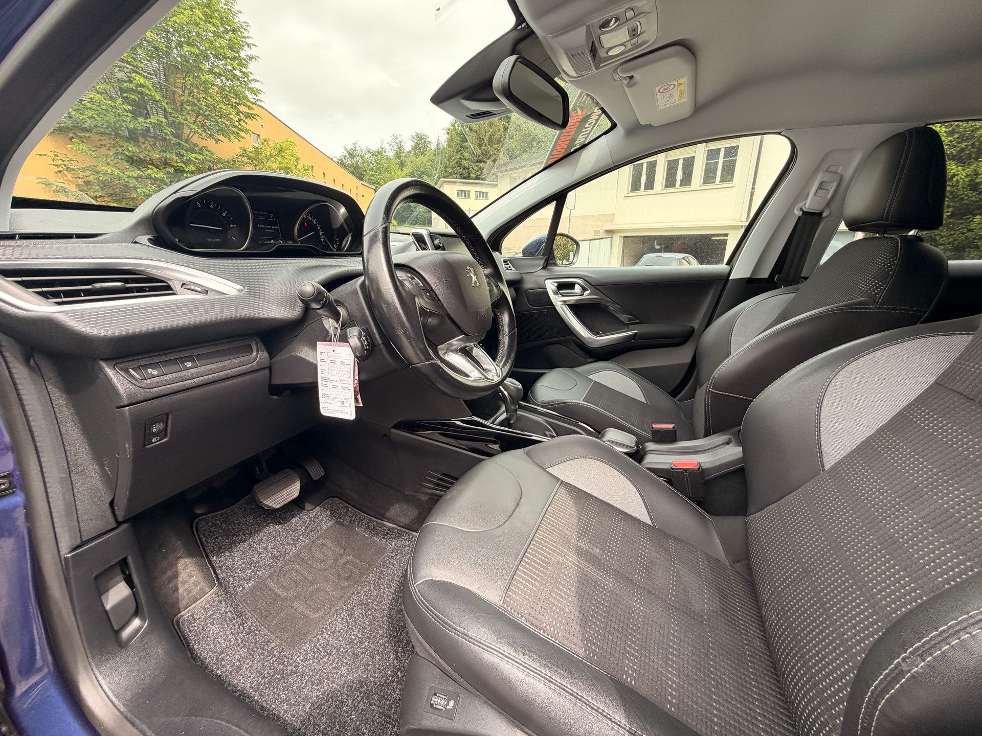PEUGEOT 2008 1.2 PureTech Allure EAT6-image-8