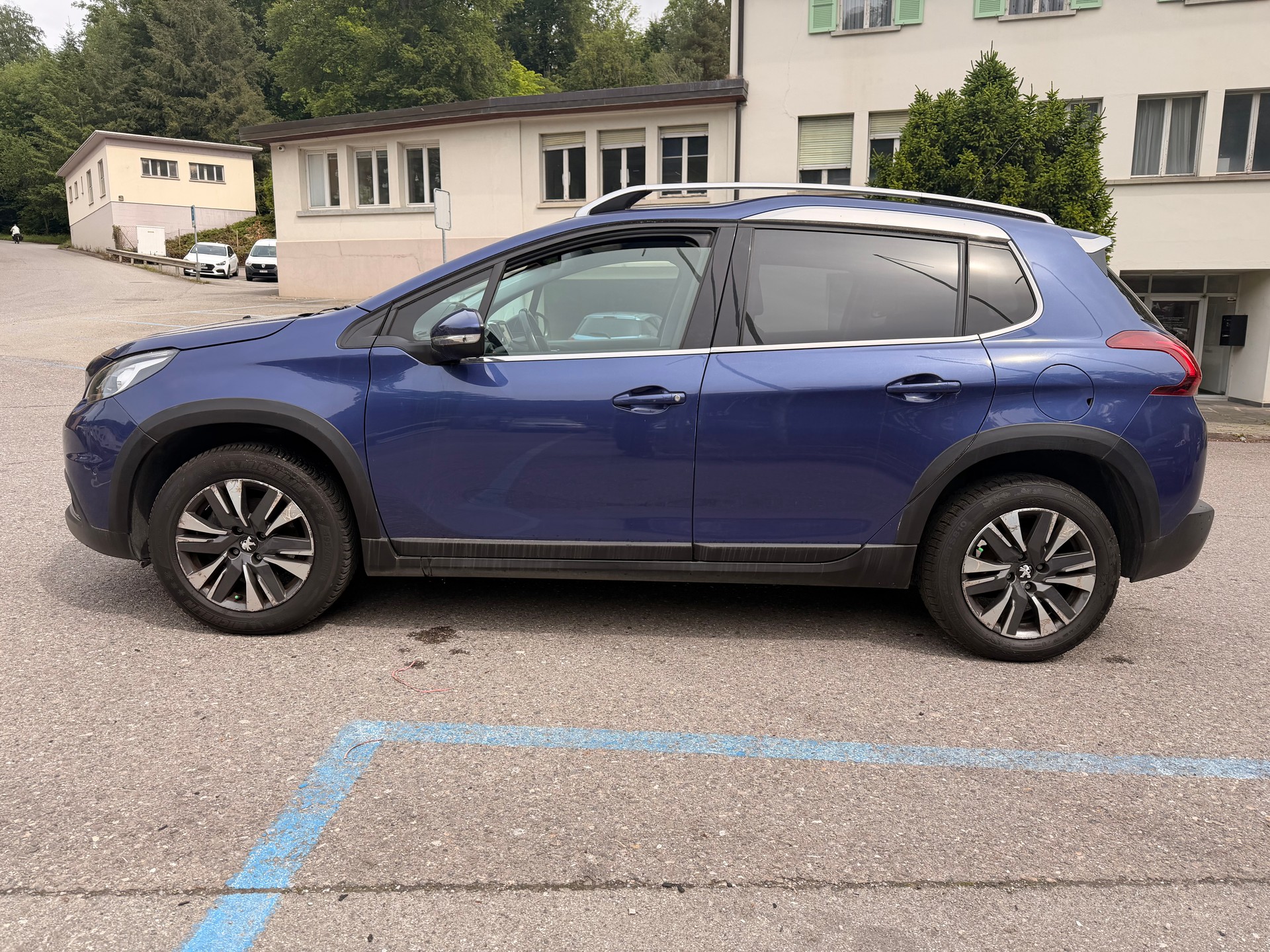 PEUGEOT 2008 1.2 PureTech Allure EAT6-showroom-element-2