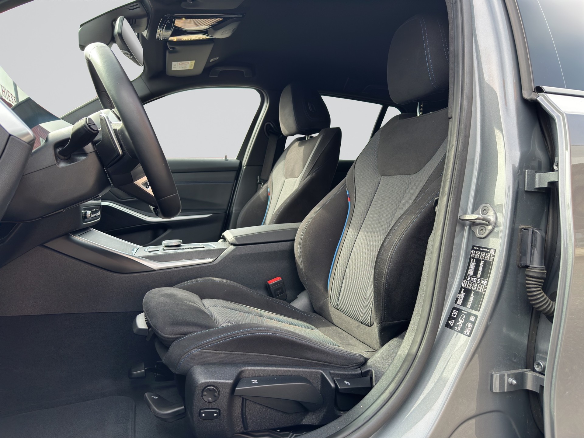 BMW 320d xDrive 48V Touring M Sport Steptronic-image-5