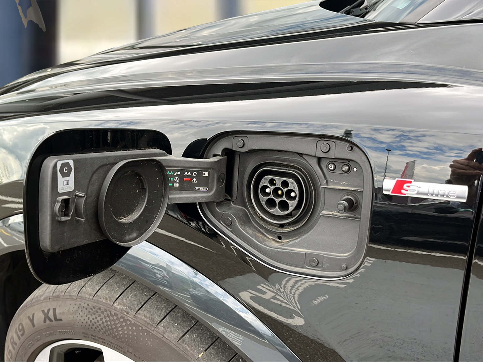 AUDI Q3 Sportback 45 TFSI e S line Attraction S-tronic Mythosschwarz Metallic-image-18