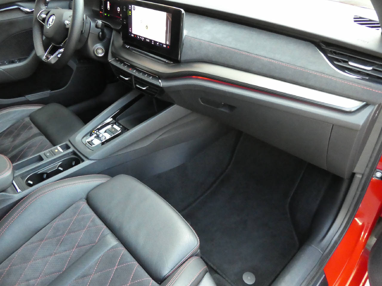 SKODA Octavia Combi 1.4 TSI PHEV 245 RS DSG-image-9