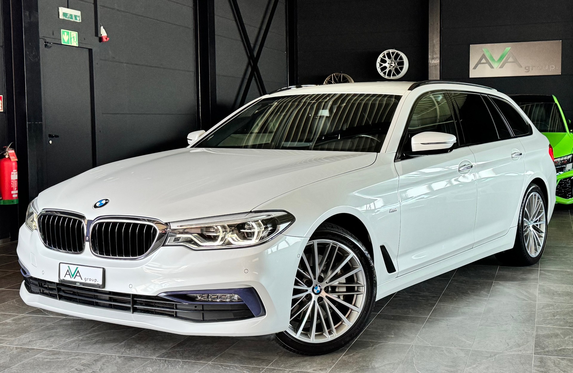 BMW 530i Touring Sport Line Steptronic *INDIVIDUAL AUSSTATTUNG*-image-1