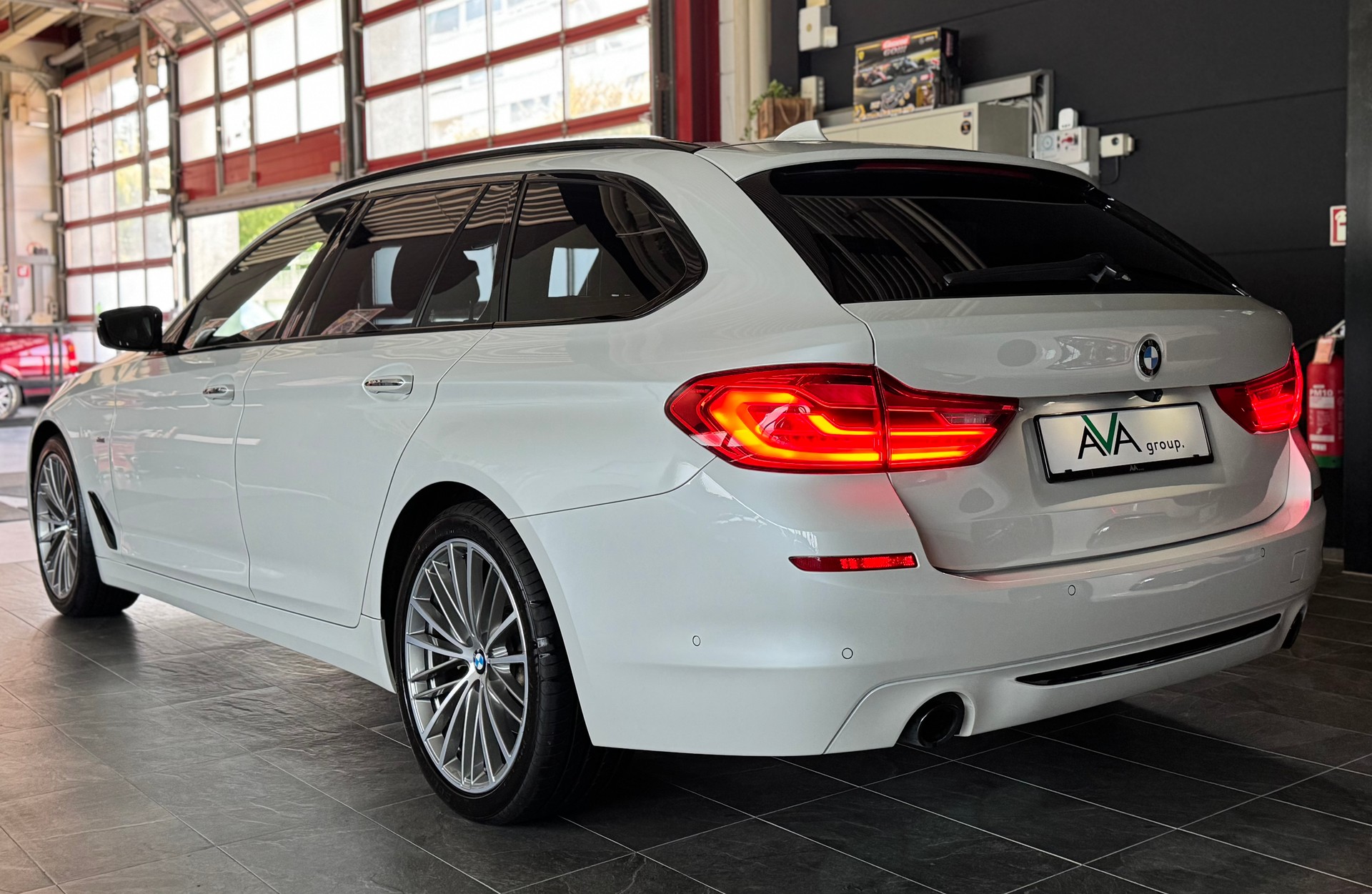 BMW 530i Touring Sport Line Steptronic *INDIVIDUAL AUSSTATTUNG*-image-5