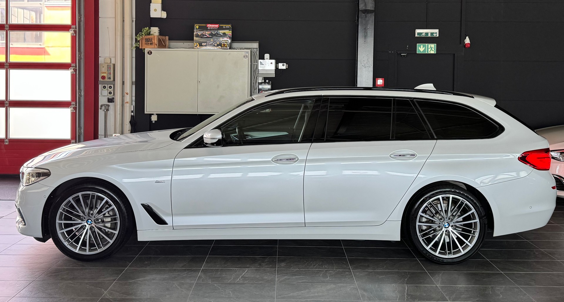 BMW 530i Touring Sport Line Steptronic *INDIVIDUAL AUSSTATTUNG*-image-4