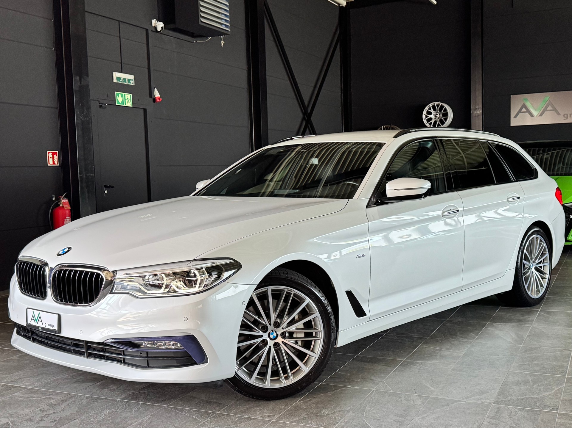 BMW 530i Touring Sport Line Steptronic *INDIVIDUAL AUSSTATTUNG*-image-3