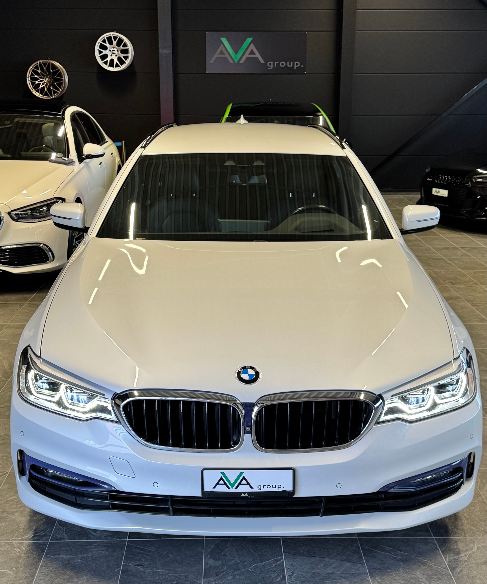 BMW 530i Touring Sport Line Steptronic *INDIVIDUAL AUSSTATTUNG*-image-2
