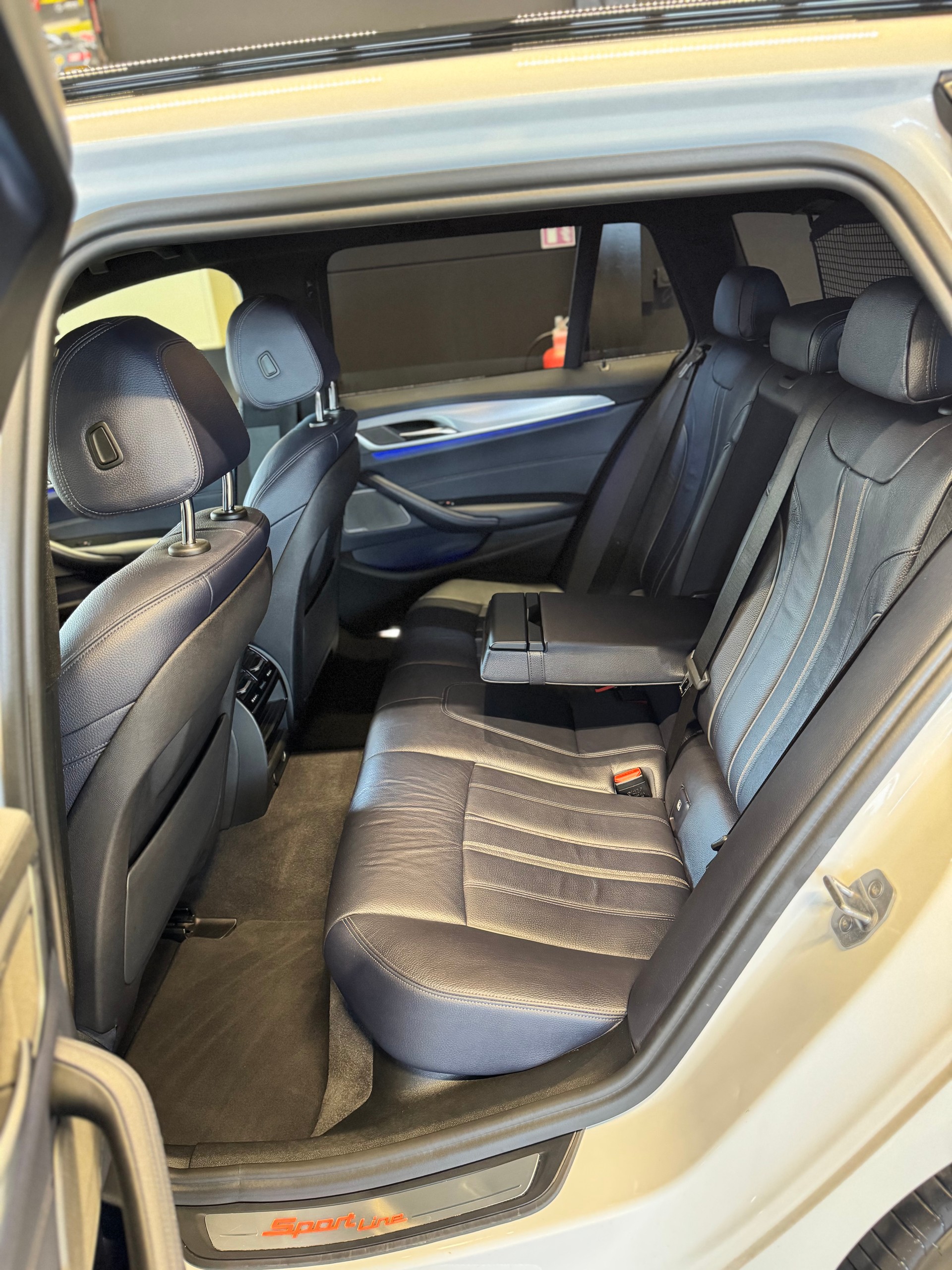 BMW 530i Touring Sport Line Steptronic *INDIVIDUAL AUSSTATTUNG*-image-10