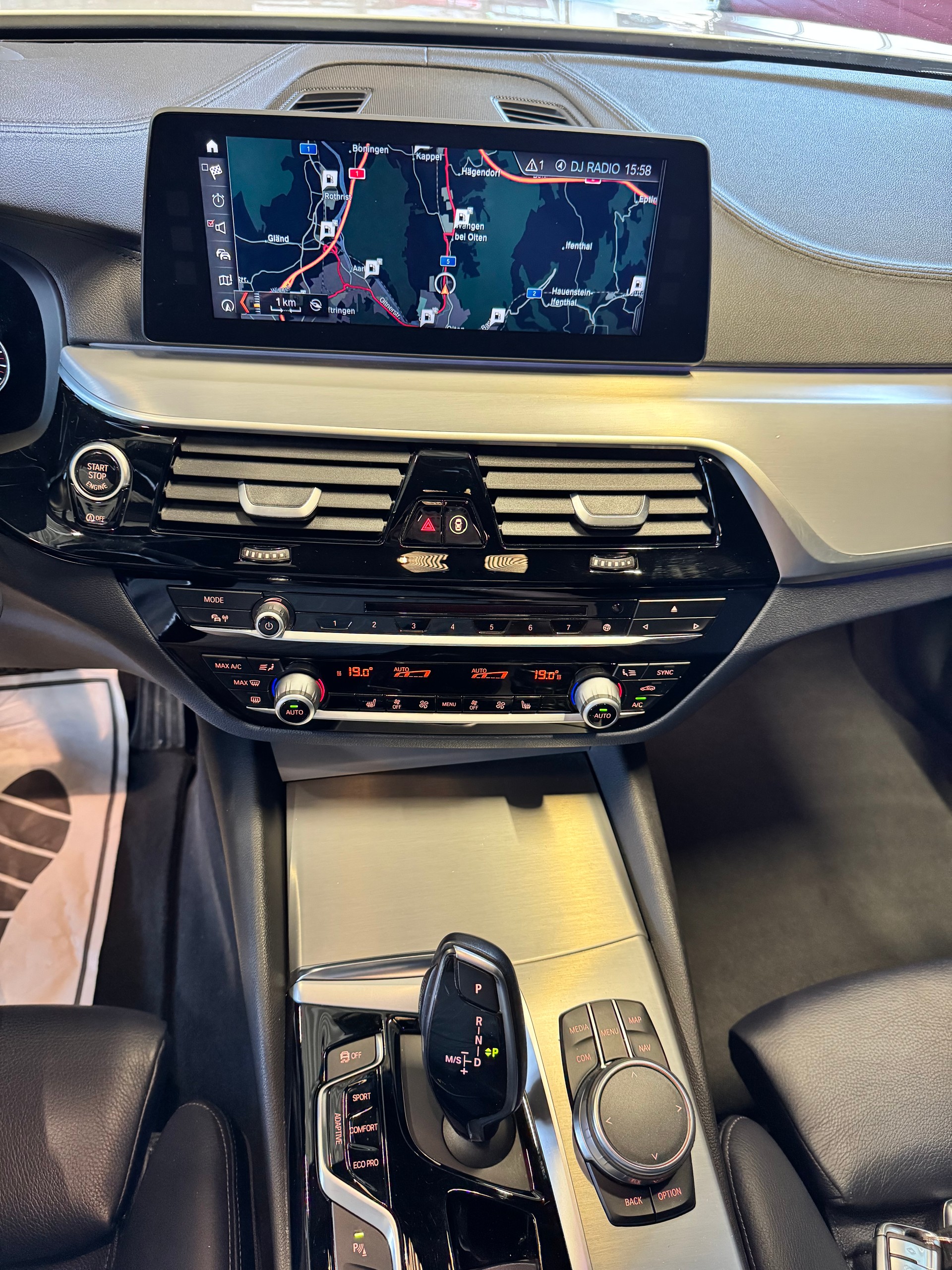 BMW 530i Touring Sport Line Steptronic *INDIVIDUAL AUSSTATTUNG*-image-14