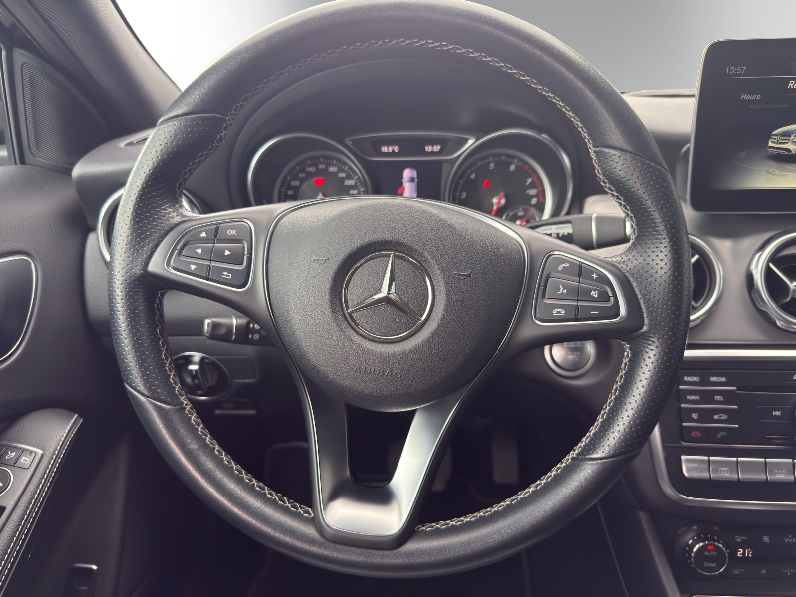 MERCEDES-BENZ GLA 250 Urban 4Matic-image-11