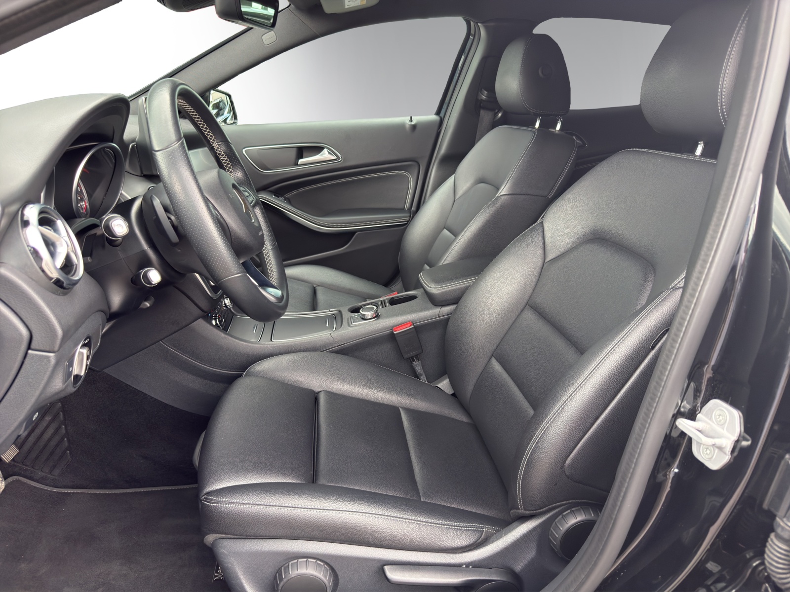 MERCEDES-BENZ GLA 250 Urban 4Matic-image-7