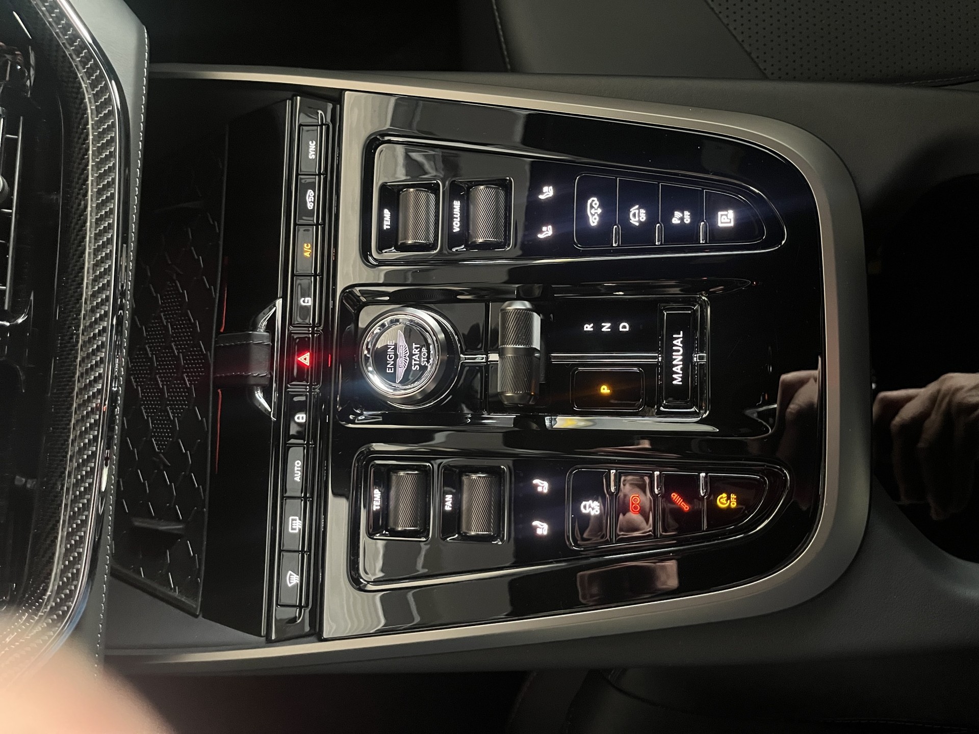 ASTON MARTIN DBX 4.0 V8*New Modell 707PS!!*-image-26