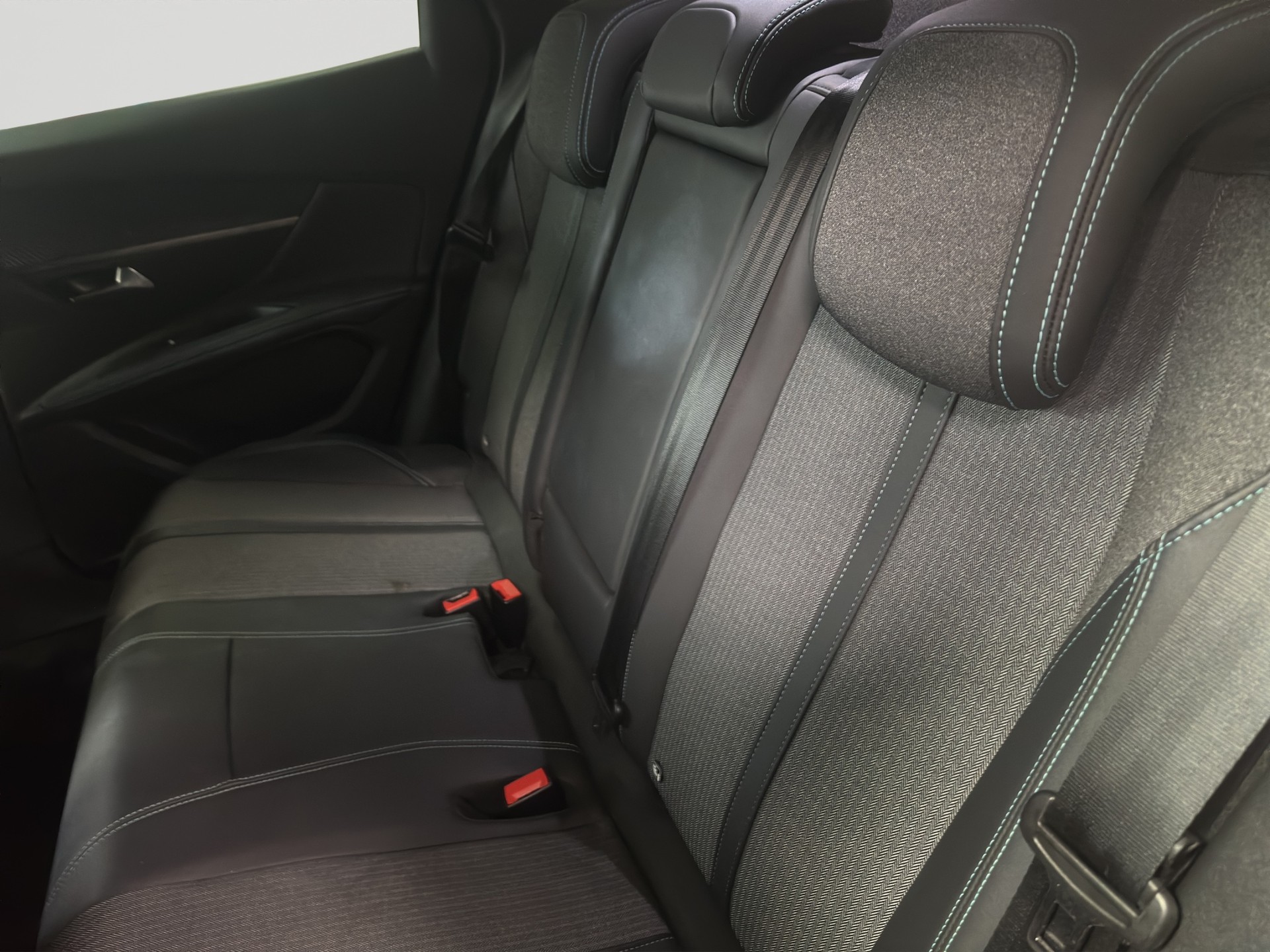 PEUGEOT 3008 180e Hybrid2 Allure Pack EAT8-image-8