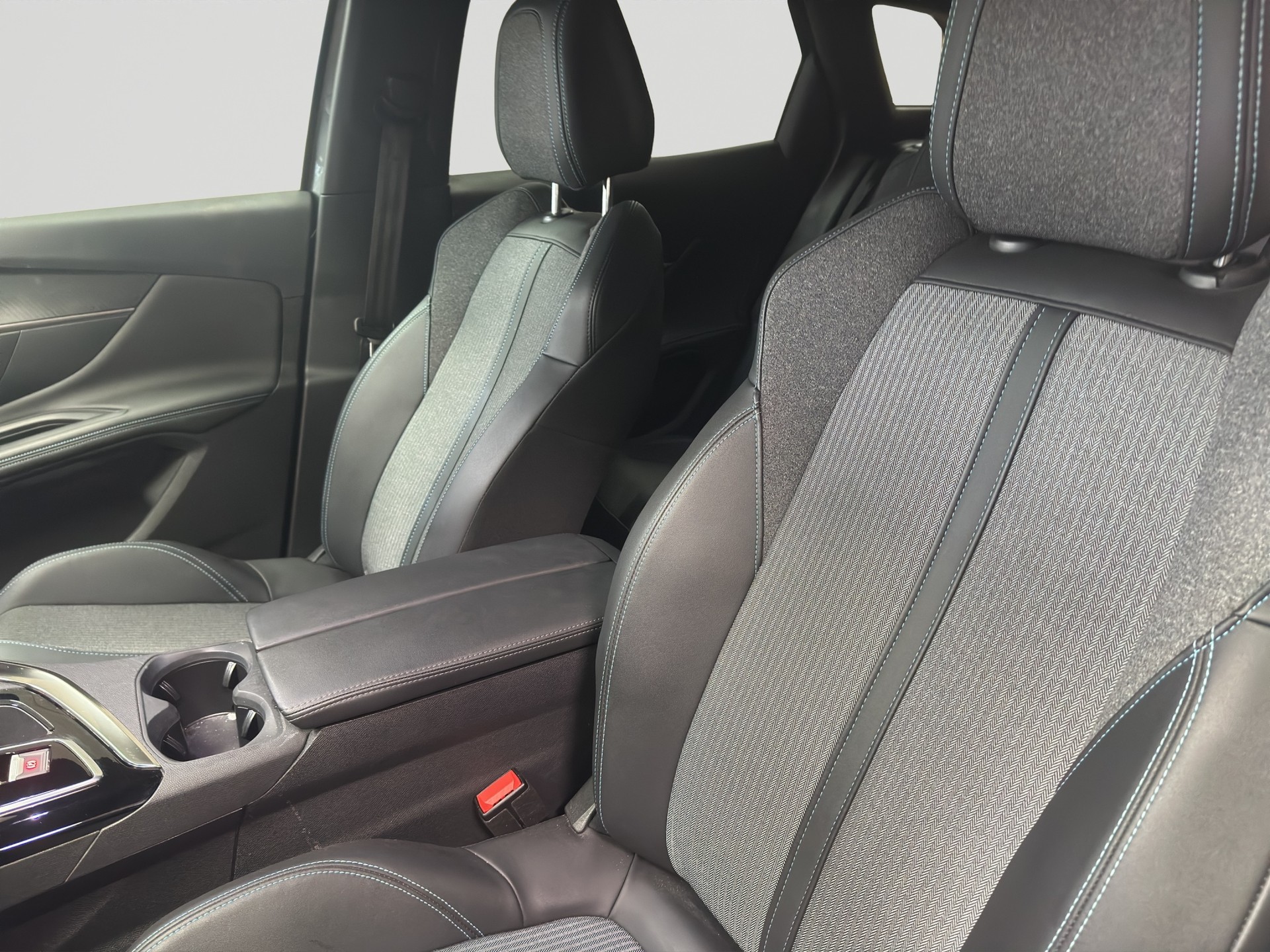 PEUGEOT 3008 180e Hybrid2 Allure Pack EAT8-image-6