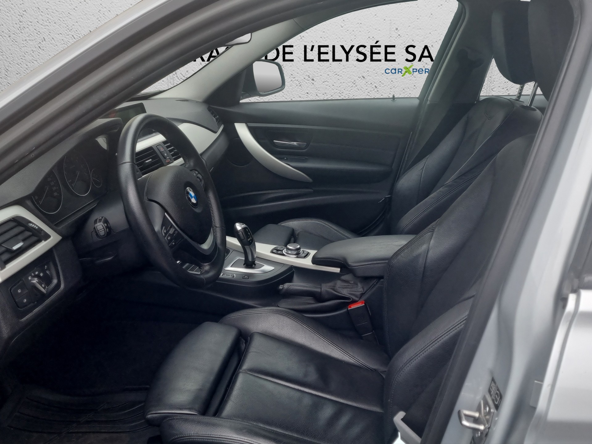 BMW 320i xDrive Steptronic-image-12