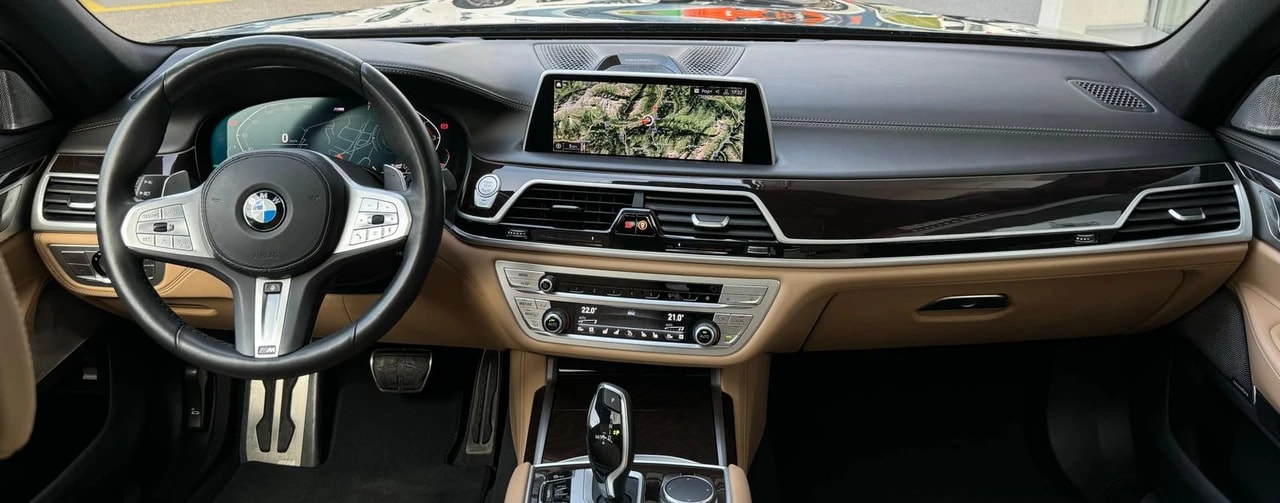 BMW 750i xDrive M Sport Steptronic-image-11