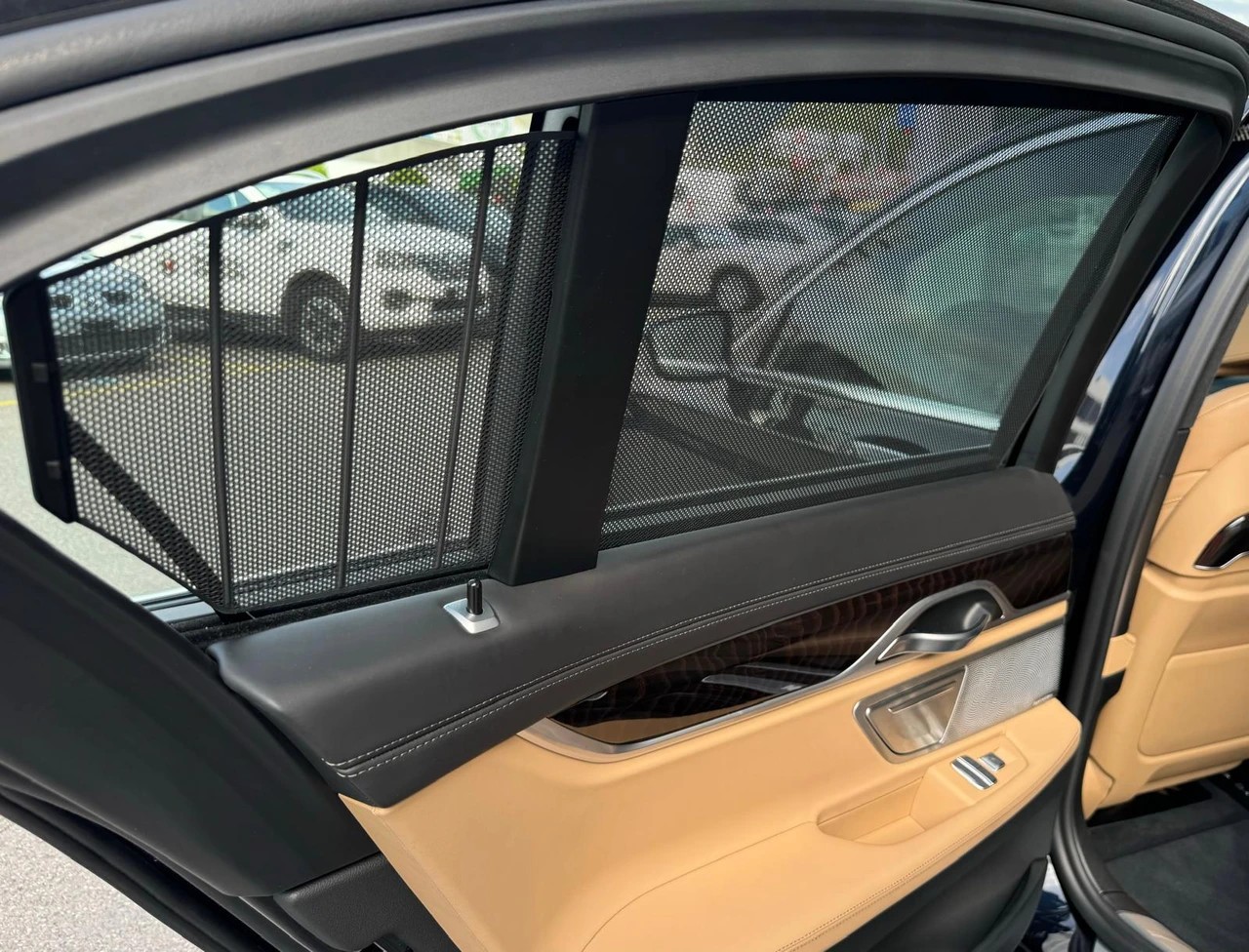 BMW 750i xDrive M Sport Steptronic-image-10