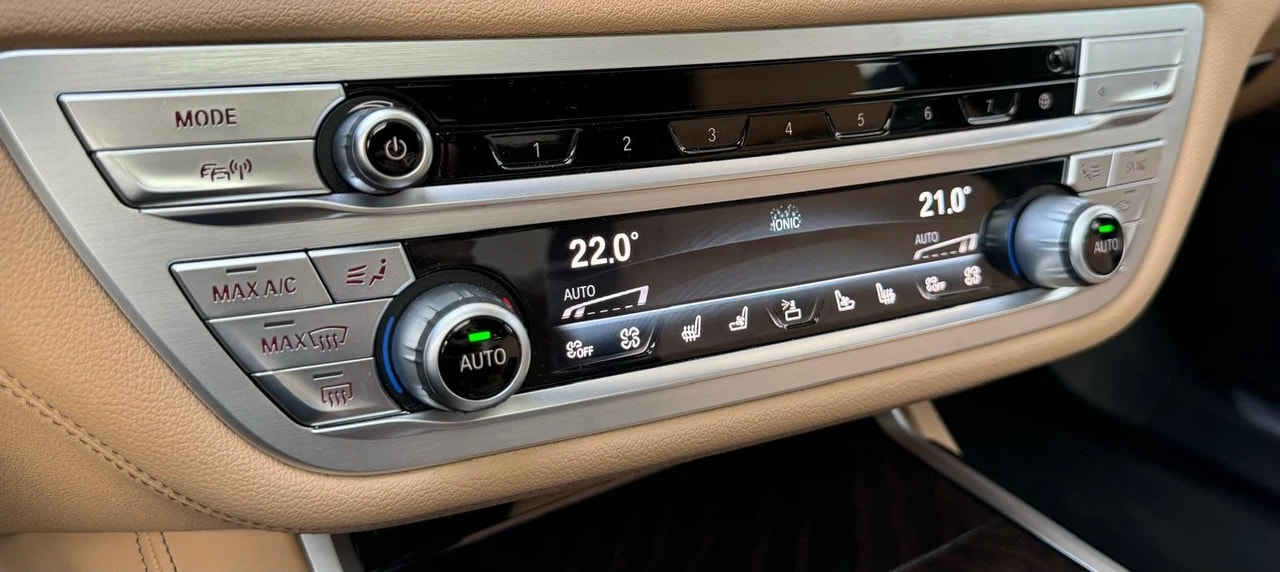 BMW 750i xDrive M Sport Steptronic-image-19