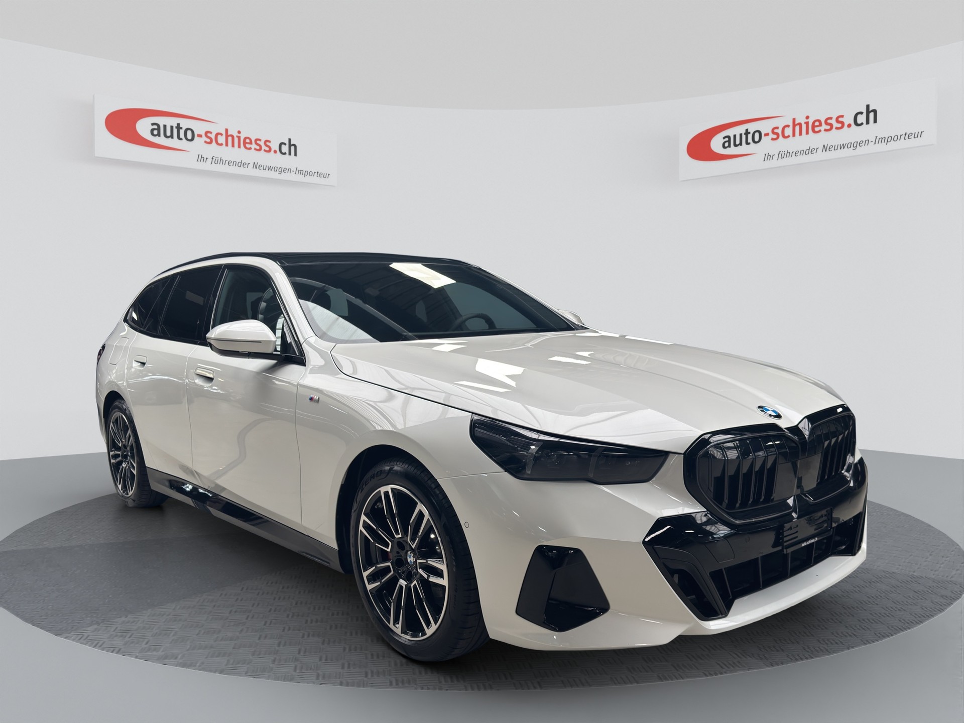 BMW 520i sDrive 48V Touring M Sport Pro Shadow Line-image-0