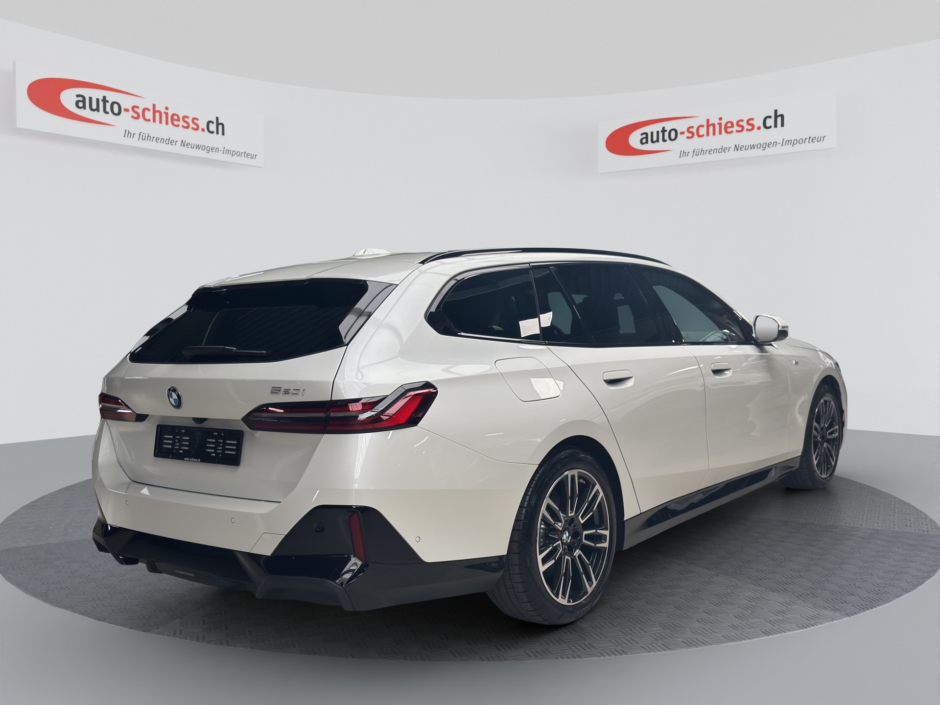 BMW 520i sDrive 48V Touring M Sport Pro Shadow Line-image-4