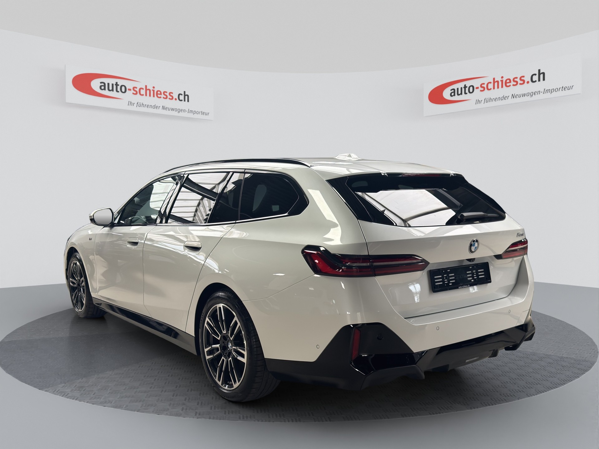 BMW 520i sDrive 48V Touring M Sport Pro Shadow Line-image-2