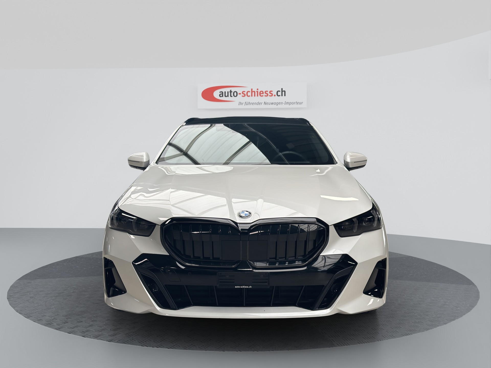 BMW 520i sDrive 48V Touring M Sport Pro Shadow Line-image-1