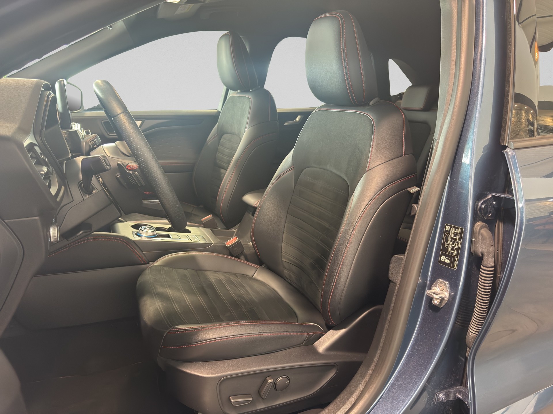 FORD Kuga 2.0 TDCi EcoBlue ST-Line X 4WD-image-8