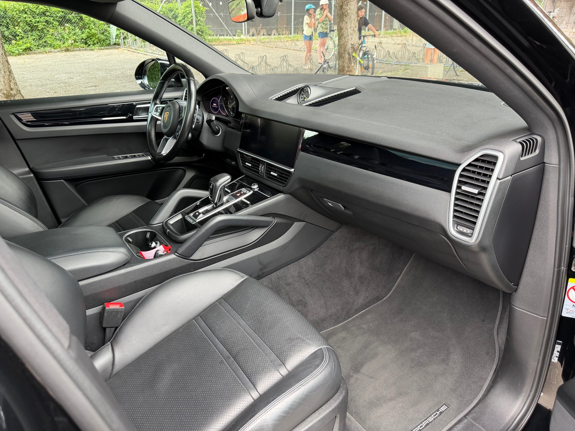 PORSCHE Cayenne Coupé E-Hybrid-image-10