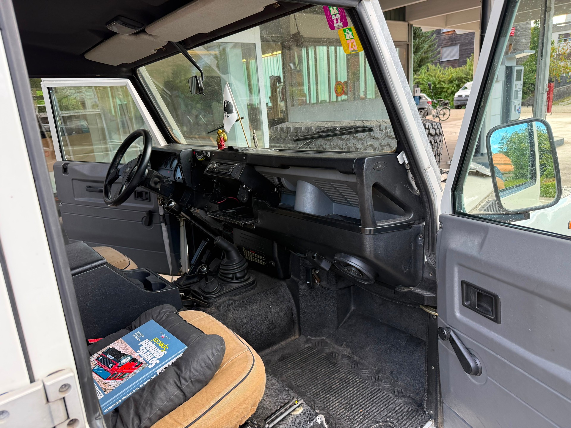 LAND ROVER Defender 110 CSW 2.5 Td5-image-17