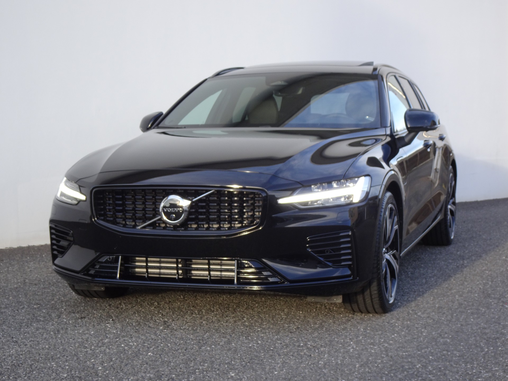 VOLVO V60 2.0 T8 TE Ultra Dark eAWD-image-1