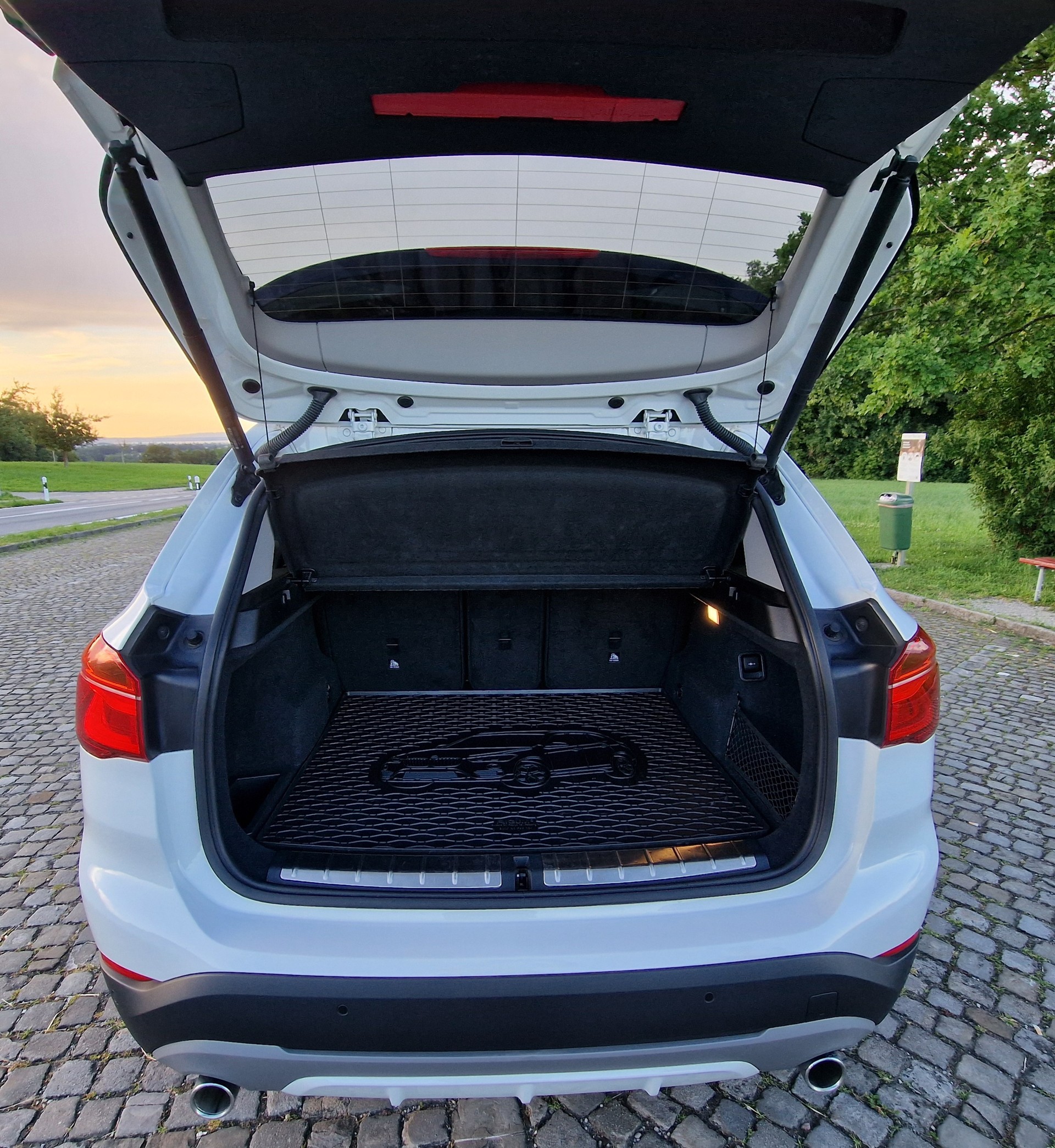 BMW 18d xDrive-image-4