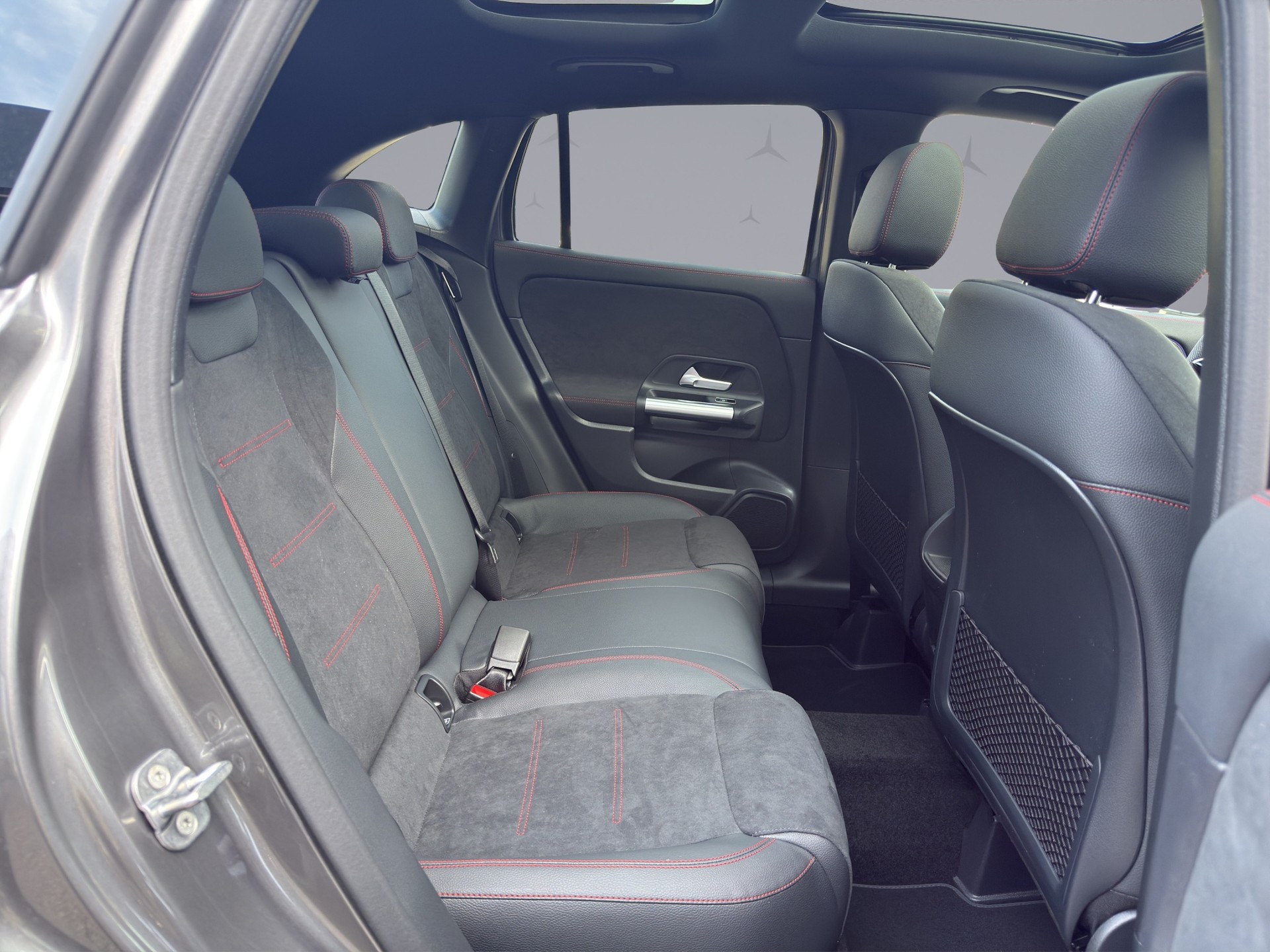 MERCEDES-BENZ GLA 250 Swiss Star AMG Line 4matic-image-14
