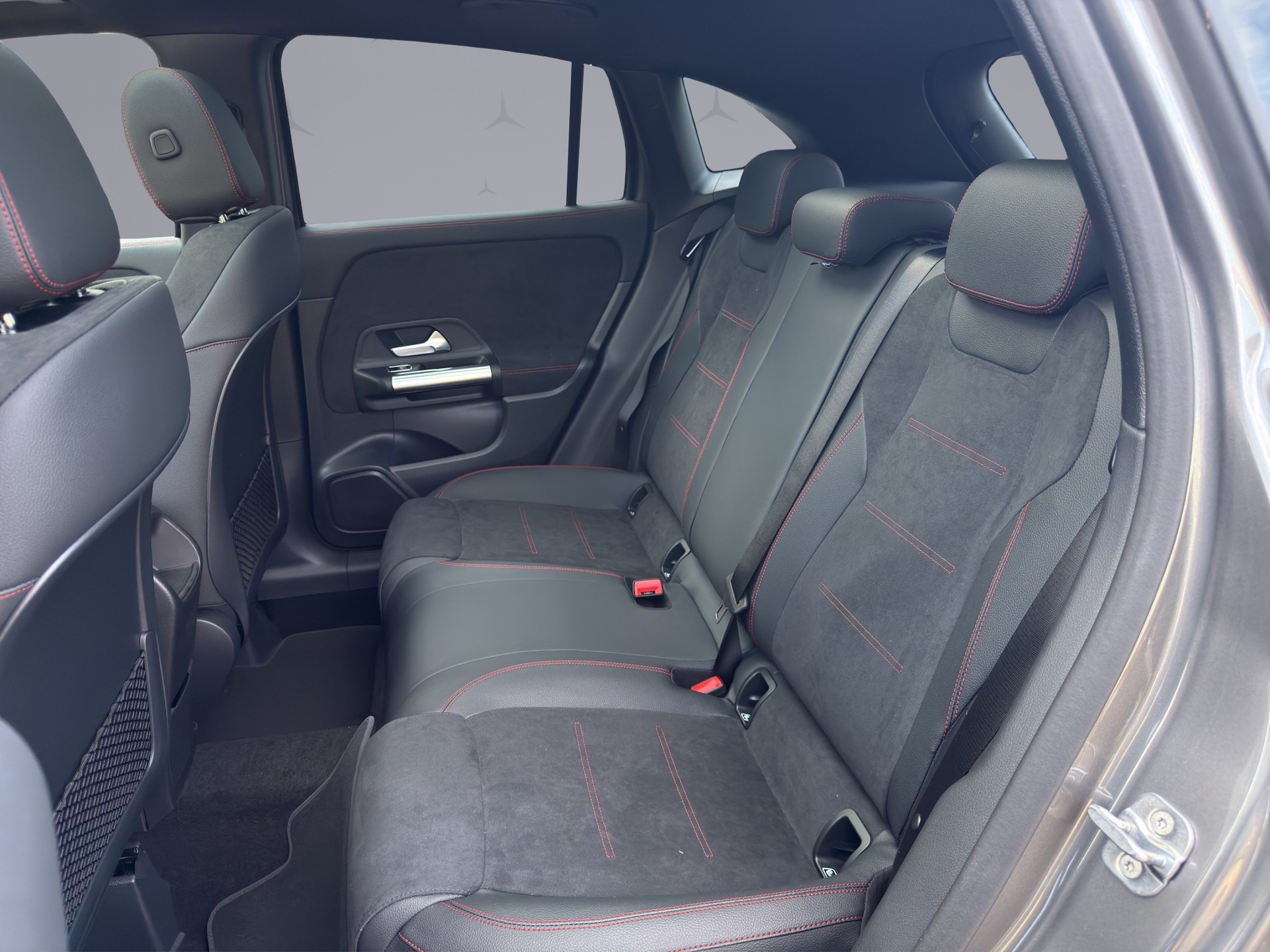 MERCEDES-BENZ GLA 250 Swiss Star AMG Line 4matic-image-23